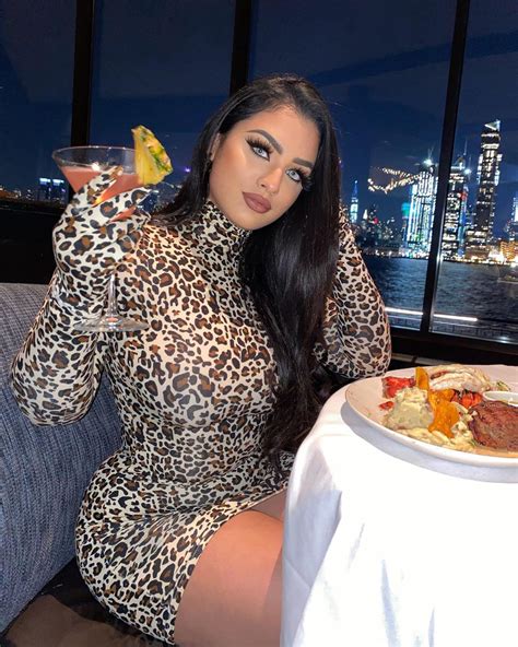 Nadia Khar| Attractive Plus Size Model | Curvy Social Media Influencer | InstaWikiOriginal Content Owner: Nadia KharFollow her on Instagram: @nadiaskharSizeS...